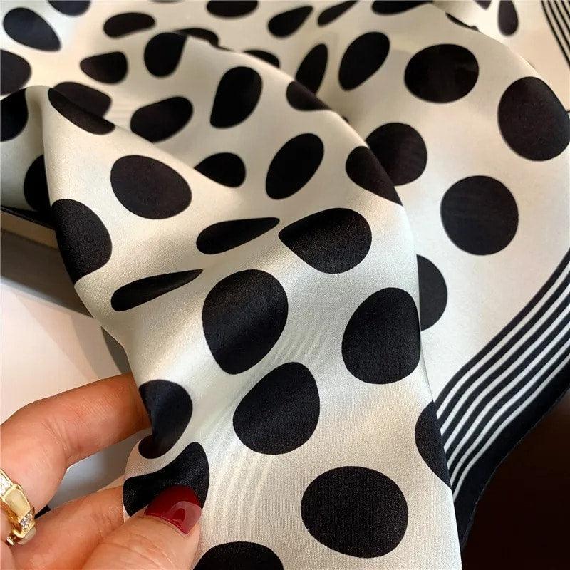 Esarfa alba, patrata, cu imprimeu buline negre, Sandina C1 OUT - Pursehuit.ro