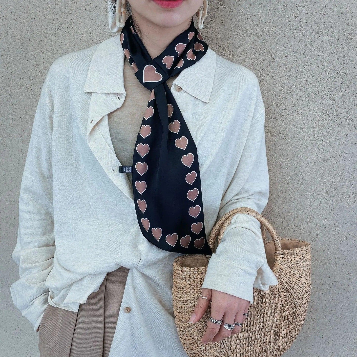 Esarfa neagra, cu imprimeu inimioare, Sanah C3 - Pursehuit.ro