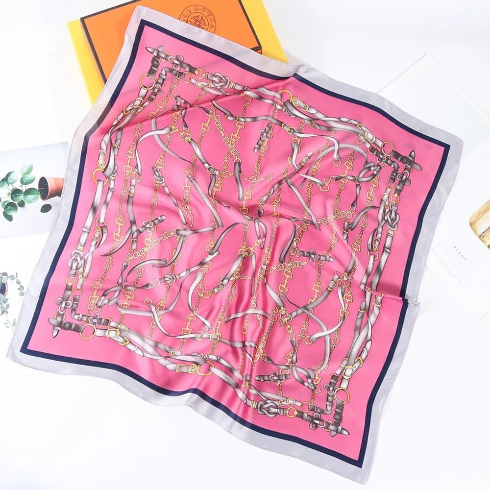 Esarfa roz, patrata, cu imprimeu, Nevia C3 - Pursehuit.ro