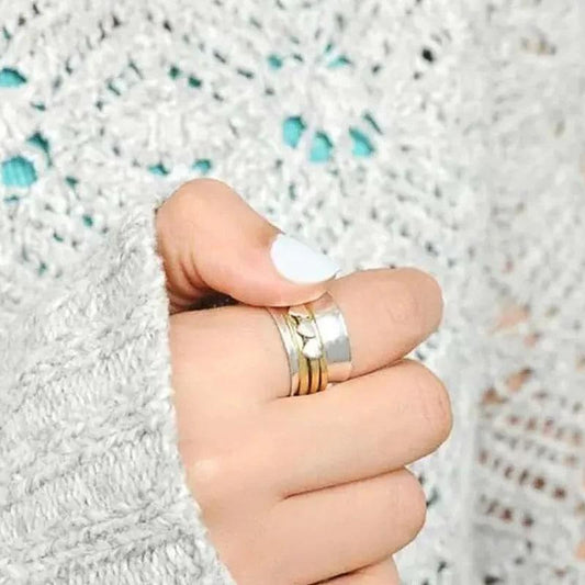 Inel argintiu, lat, cu model in relief, inimioare si cercuri aurii, Nemo C2 - Pursehuit.ro