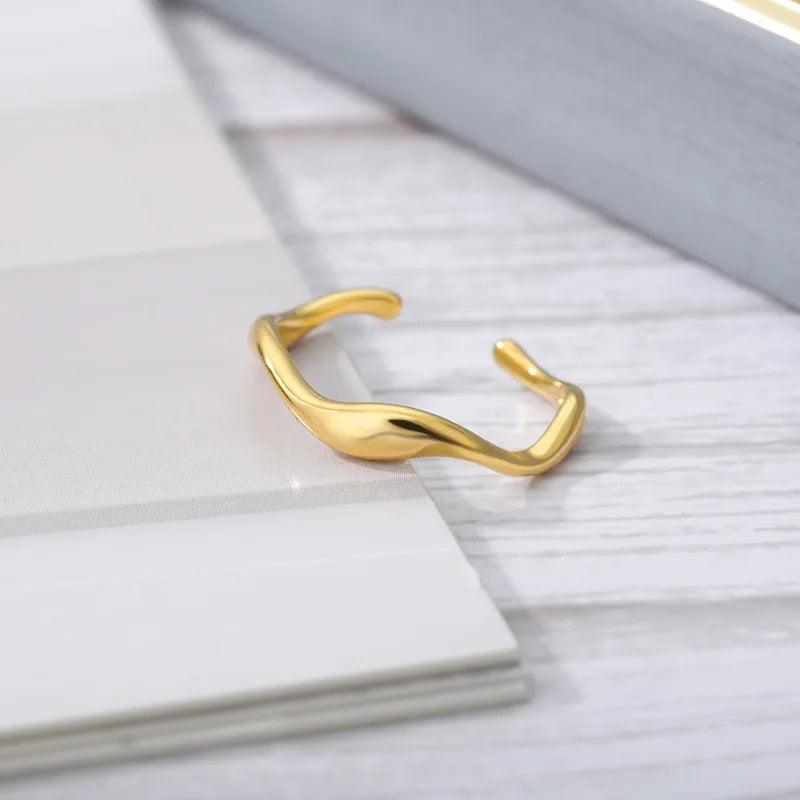 Inel auriu, reglabil, din otel inoxidabil, suflat cu aur 18k, forma ondulata, Cissel C4 - Pursehuit.ro