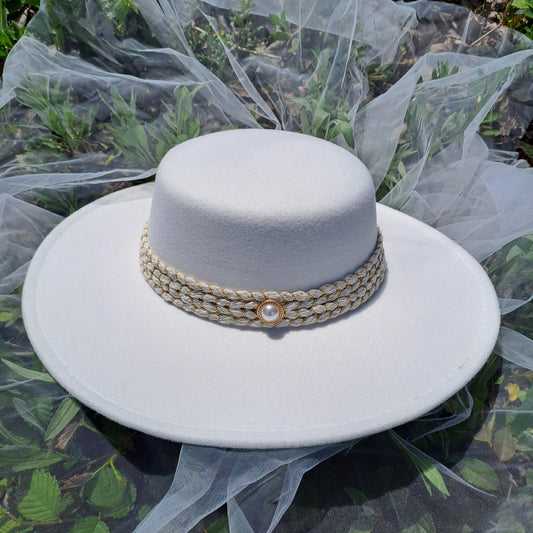 Palarie alba, stil canotiera, cu bor lat, handmade, Serena - Pursehuit.ro