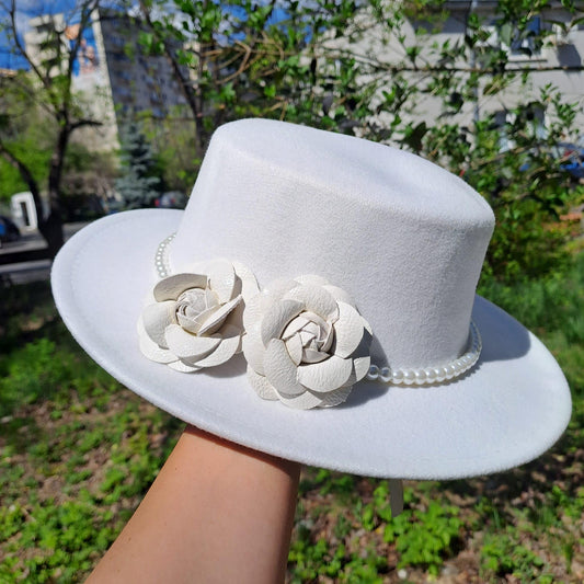 Palarie alba, stil canotiera, handmade, cu flori si perle, Semina - Pursehuit.ro