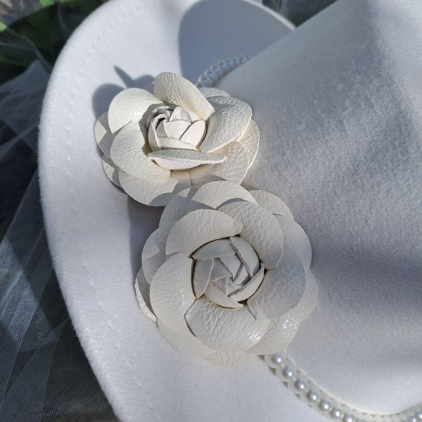 Palarie alba, stil canotiera, handmade, cu flori si perle, Semina - Pursehuit.ro