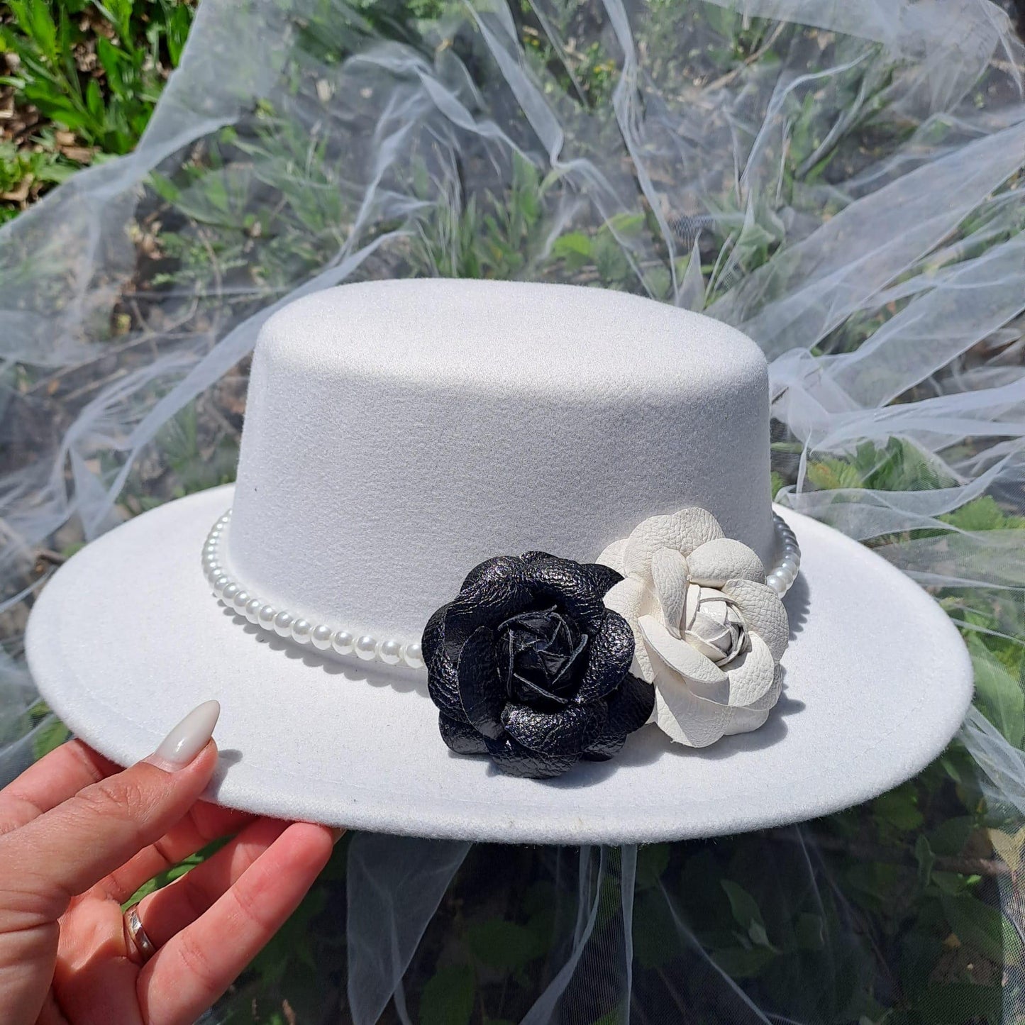Palarie alba, stil canotiera, handmade, cu flori si perle, Semiramis - Pursehuit.ro