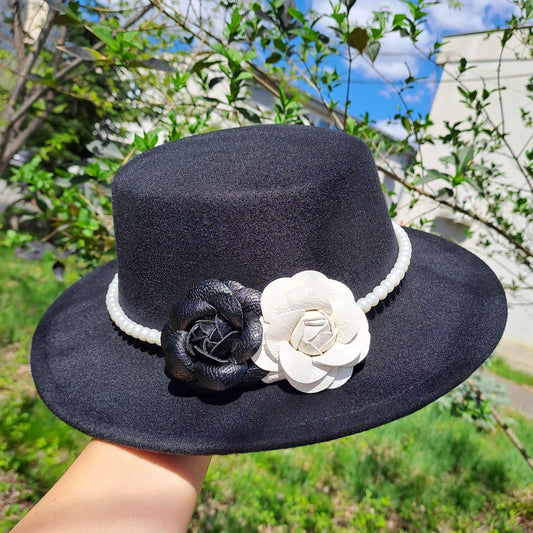Palarie neagra, stil canotiera, handmade, cu flori si perle, Senija - Pursehuit.ro