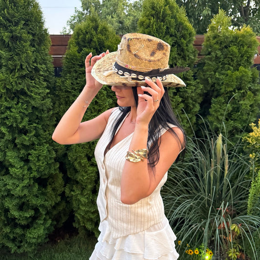 Palarie de vara, bej, stil cowboy, handmade, model unicat, accesorizata manual, Myrtha