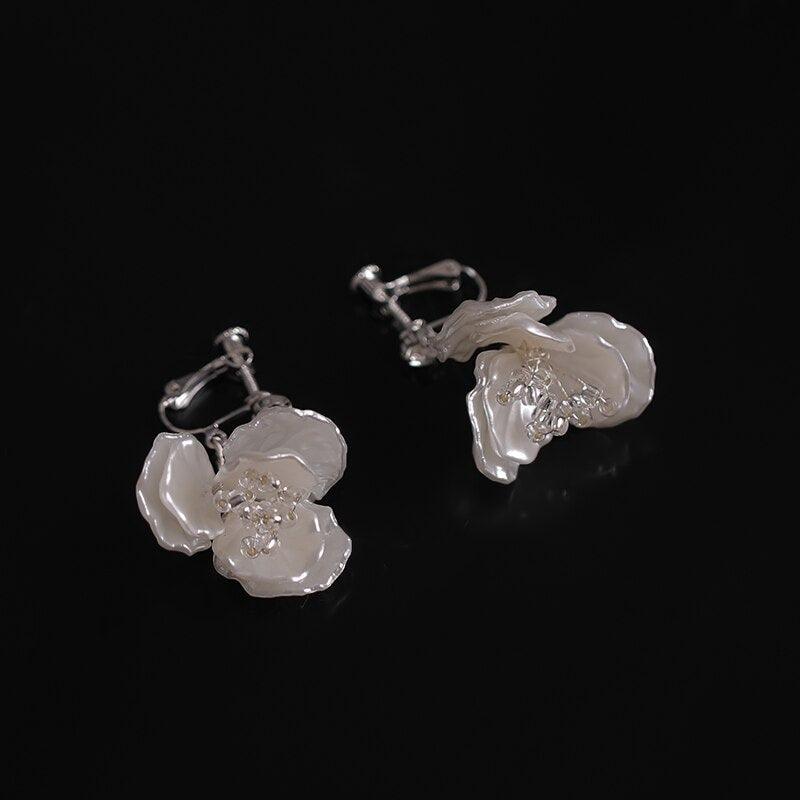 Set coronita si cercei, argintiu, cu flori albe, Elver C15 - Pursehuit.ro