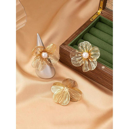 Set cercei si inel, auriu, reglabil, cu perlute, forma de floare, Jenna C18 - Pursehuit.ro