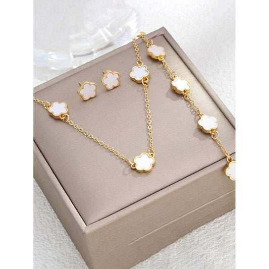 Set colier, bratara si cercei, auriu, din otel inoxidabil, cu floricele albe, Aarni C16 - Pursehuit.ro