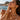 Portret lifestyle cu cercei aurii, inspiratie pentru alegerea cerceilor cu clips