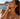Portret lifestyle cu cercei aurii, inspiratie pentru alegerea cerceilor cu clips