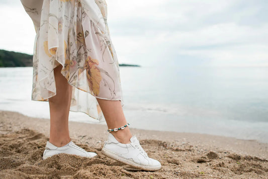 Pe ce picior se poarta bratara si ce semnifica