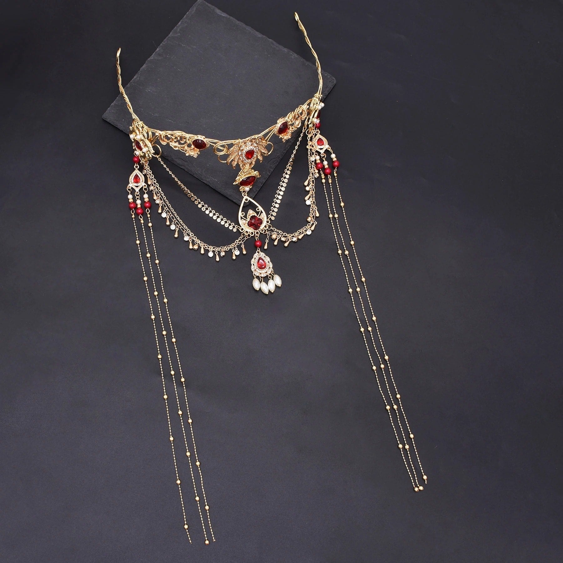 Accesoriu de cap, auriu, cu pietre rosii, lanturi si perle, Galathea C7