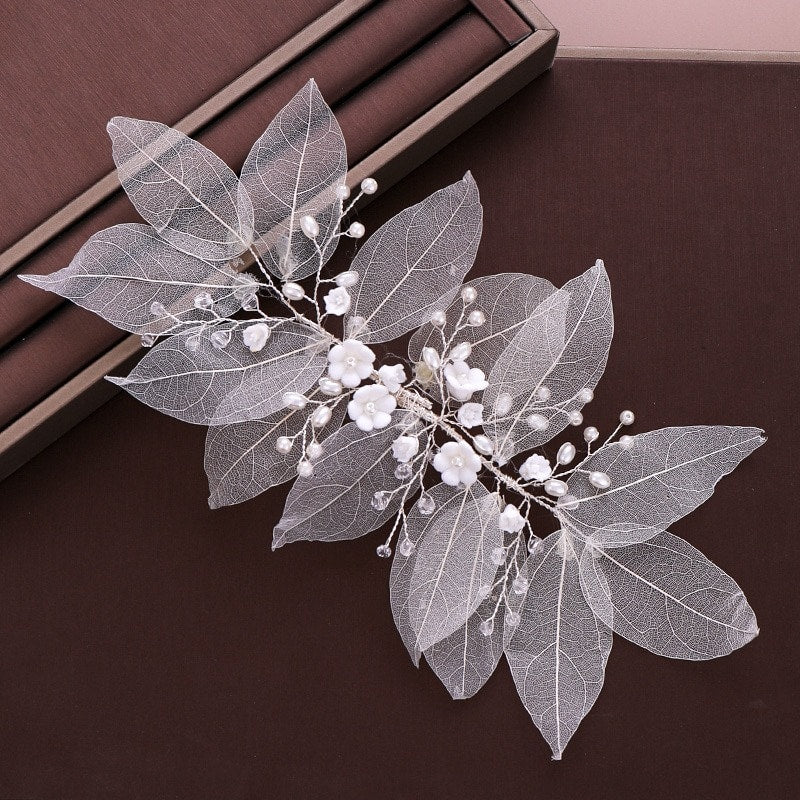 Accesoriu de par, argintiu, cu frunzulite albe si perle, Danika C19