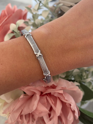 Bratara argintie, tip bangle, din otel inoxidabil, suflata cu aur 18k, Avyra C1