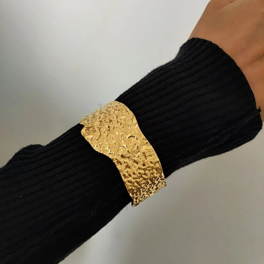 Bratara aurie, din otel inoxidabil, suflata cu aur 18k, forma neregulata, texturata, Joella C10