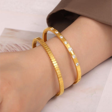 Bratara aurie, tip bangle, din otel inoxidabil, suflata cu aur 18k, cu zirconii, Dorelia C1