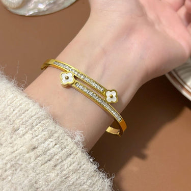 Bratara aurie, tip bangle, din otel inoxidabil, suflata cu aur 18k, cu zirconii si trifoi, Norivelle C6