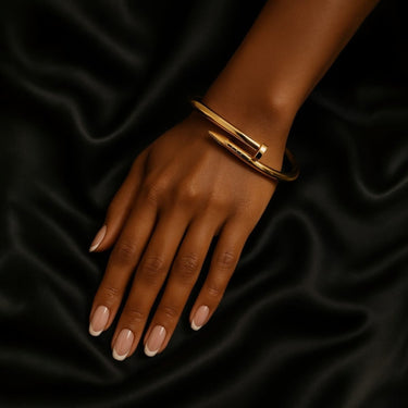 Bratara aurie, tip bangle, din otel inoxidabil, suflata cu aur 18k, forma de cui, Ilayra C6