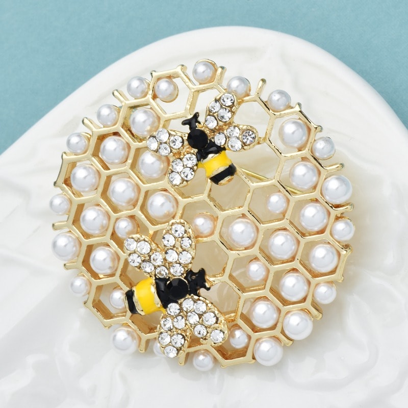 Brosa aurie, forma de fagure, cu albine si perle, Sarine C4