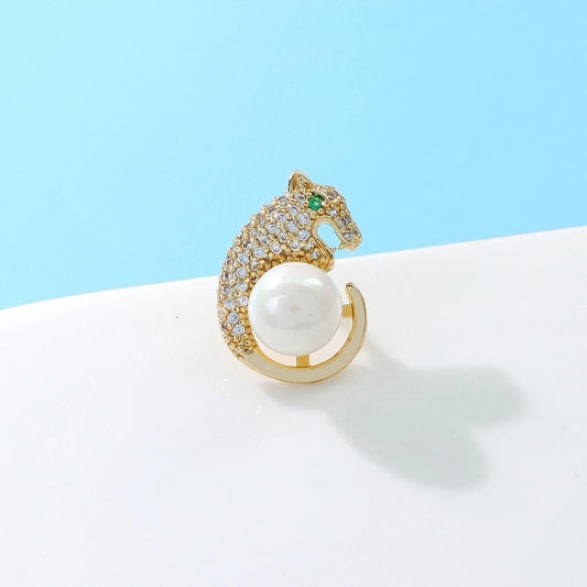 Brosa aurie, forma de pantera, cu pietre din zirconiu si perla, Maryke C1 - Pursehuit.ro