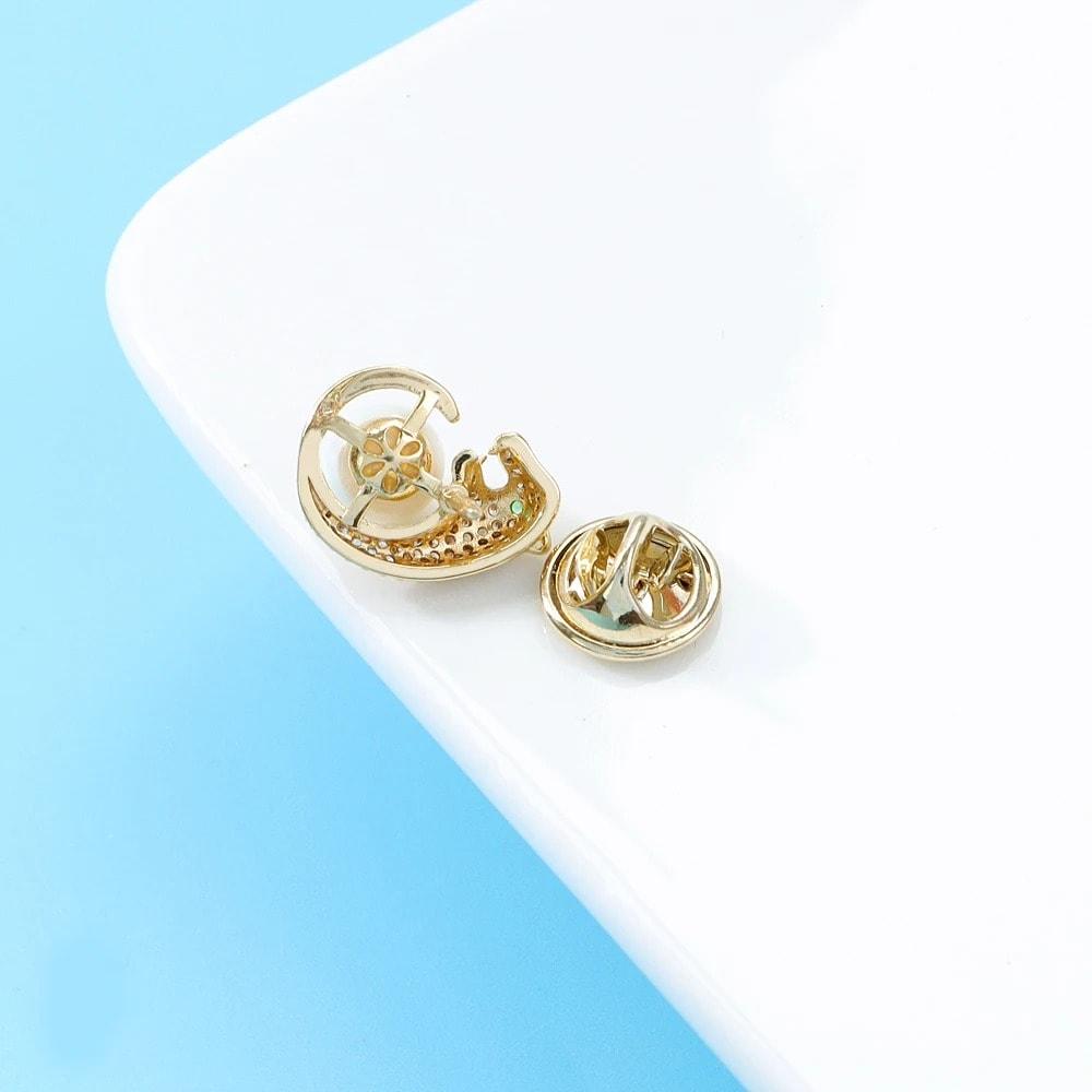 Brosa aurie, forma de pantera, cu pietre din zirconiu si perla, Maryke C1 - Pursehuit.ro