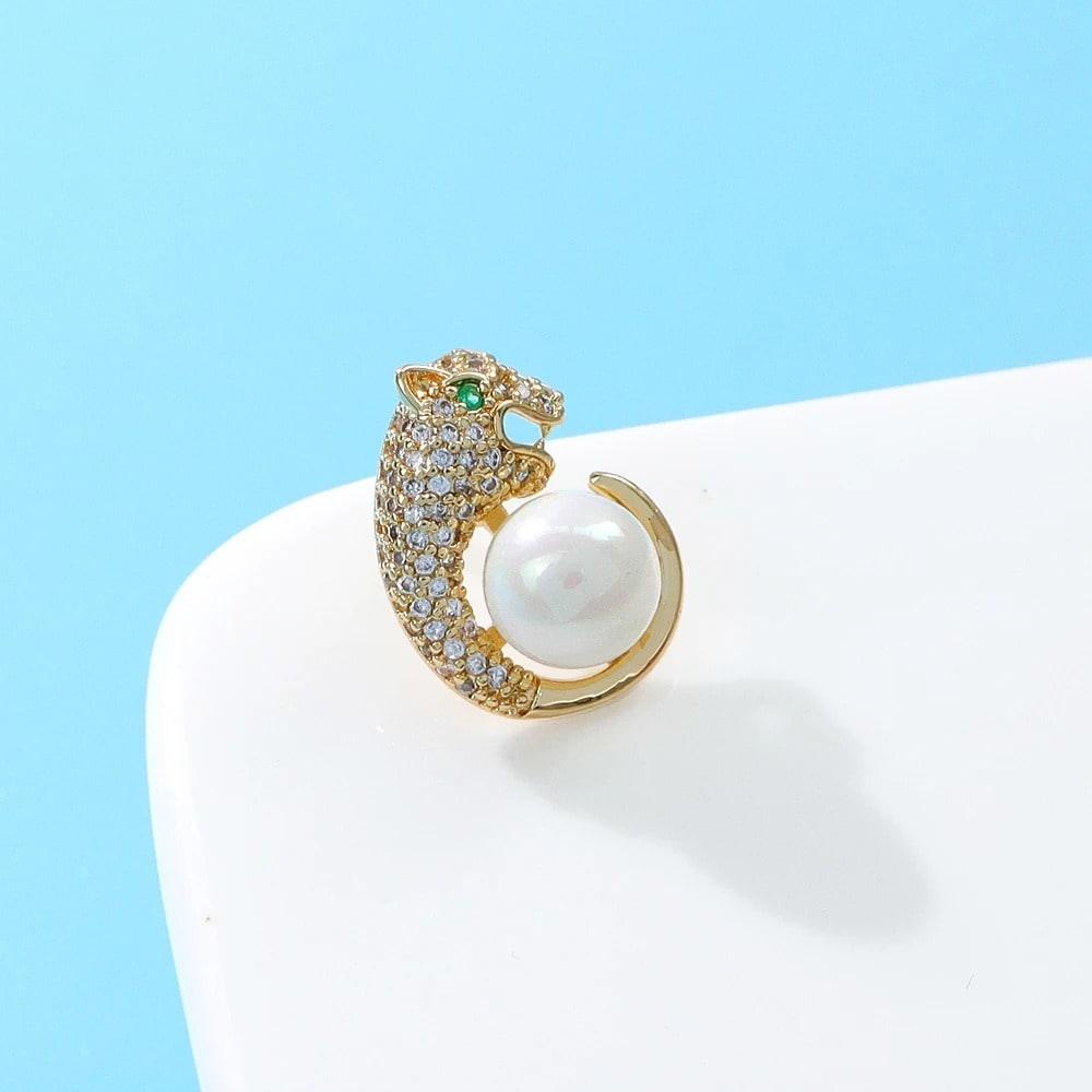 Brosa aurie, forma de pantera, cu pietre din zirconiu si perla, Maryke C1 - Pursehuit.ro