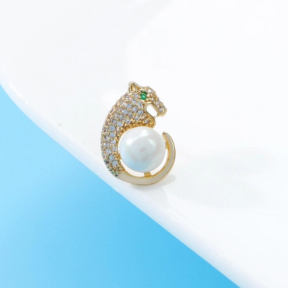 Brosa aurie, forma de pantera, cu pietre din zirconiu si perla, Maryke C1 - Pursehuit.ro