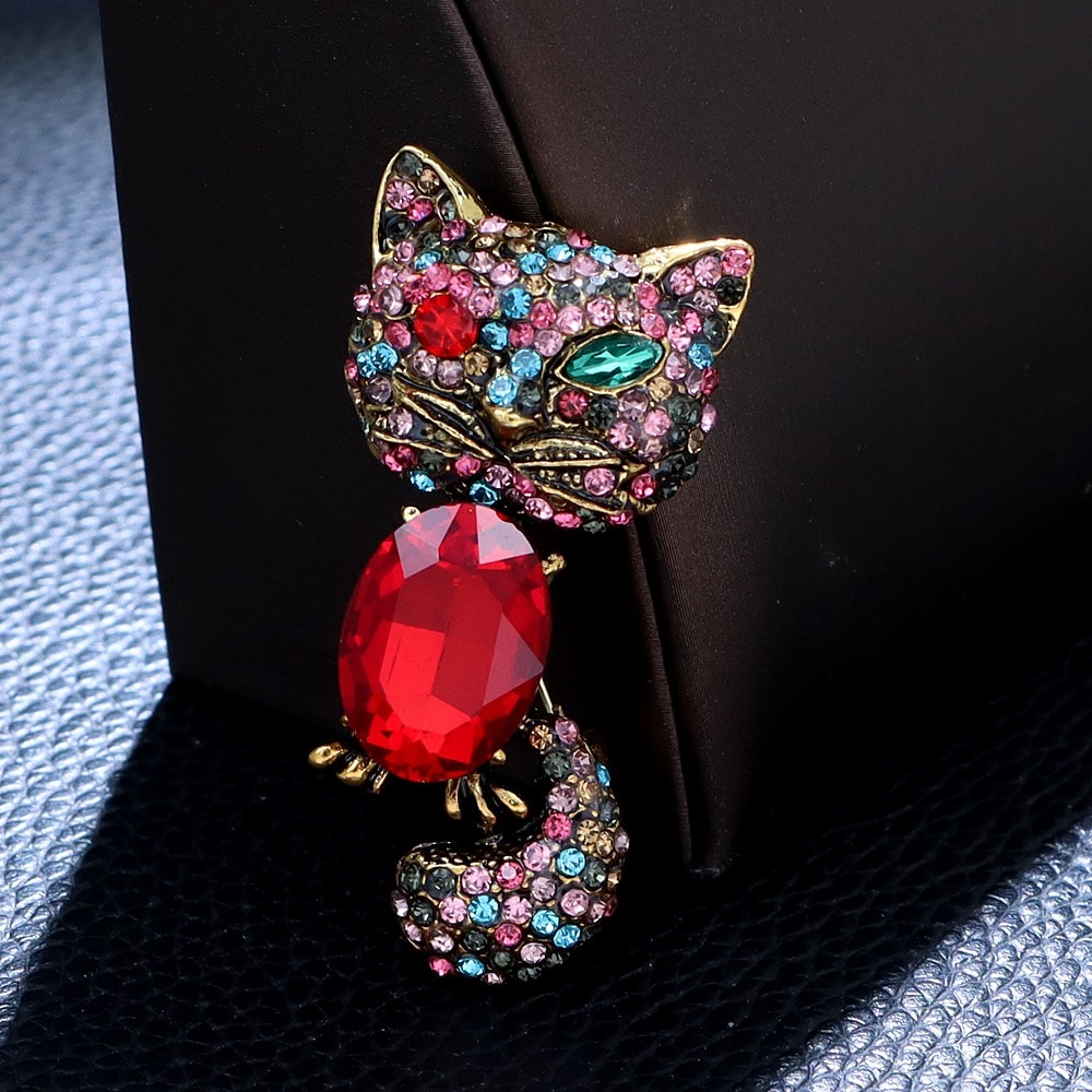 Brosa aurie, forma de pisica, cu pietre rosii, Sebastean C1