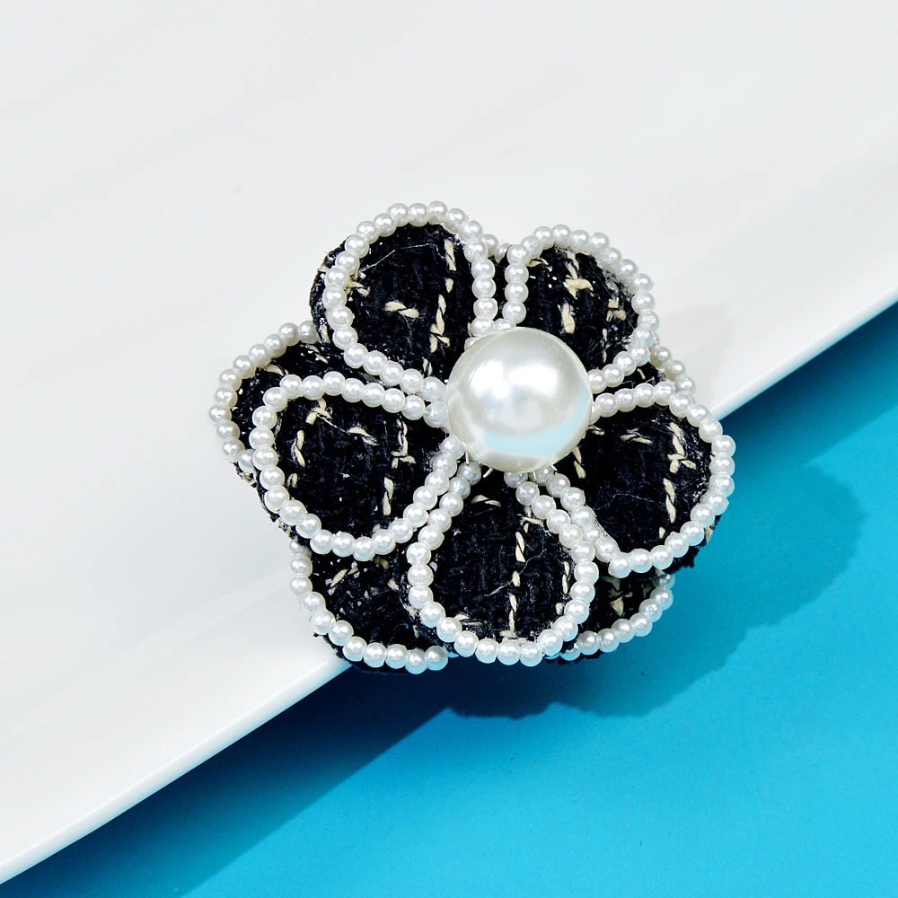 Brosa neagra, in forma de floare, cu perle, Lavina C3