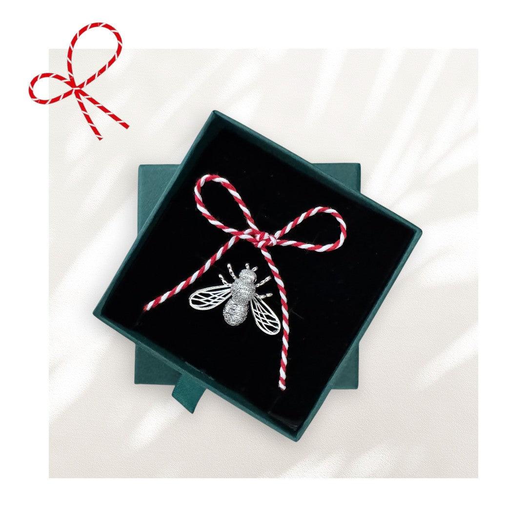 Brosa argintie, forma de albinuta cu pietre din zirconiu, cu snur de martisor si cutiuta cadou, Alka - Pursehuit.ro