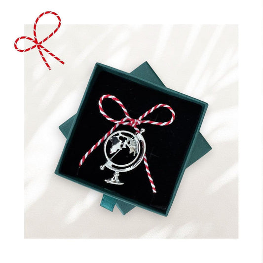 Brosa argintie, forma de glob pamantesc, cu snur de martisor si cutiuta cadou, Alsine - Pursehuit.ro