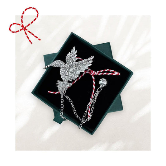 Brosa argintie, forma de pasare colibri, cu snur de martisor si cutiuta cadou, Alika - Pursehuit.ro