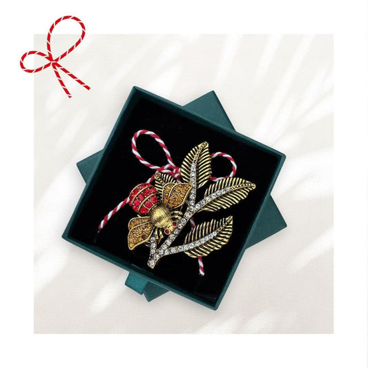 Brosa aurie, forma de crenguta cu bondar, cu snur de martisor si cutiuta cadou, Alvara - Pursehuit.ro