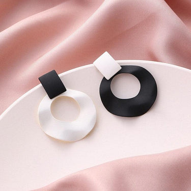 Cercei alb-negru, rotunzi, cu clips, Samanta C6 - Pursehuit.ro