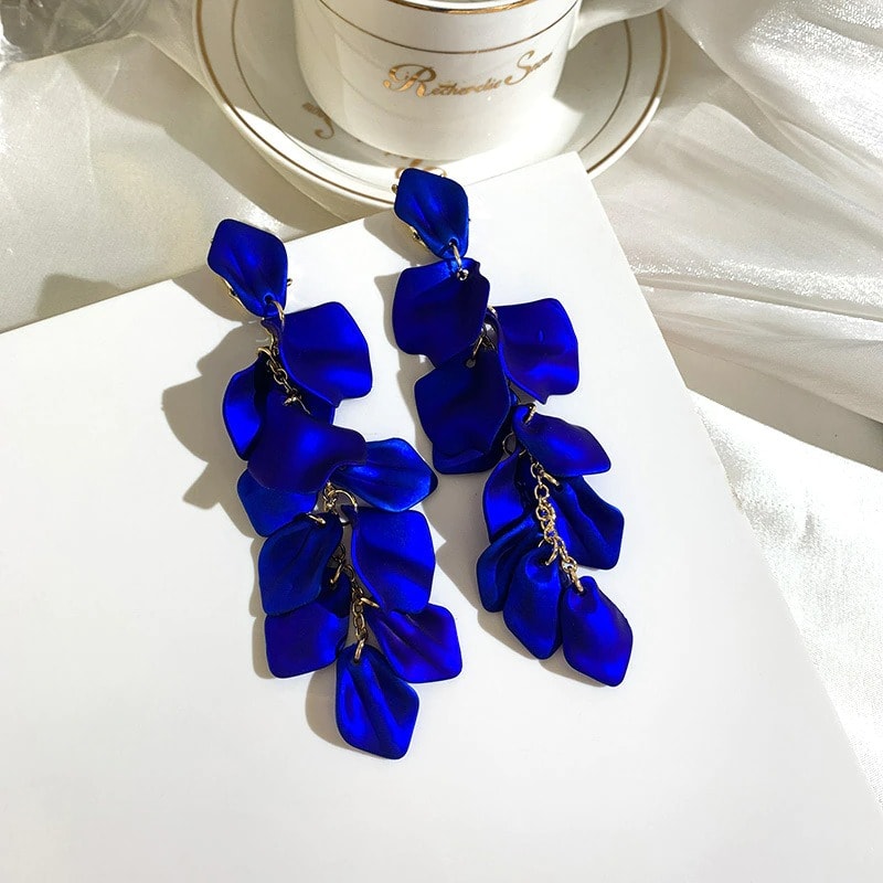 Cercei albastri, cu petale, Tarina C23