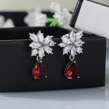 Cercei argintii, forma de floare, cu pietre din zirconiu, Ailen C5 - Pursehuit.ro