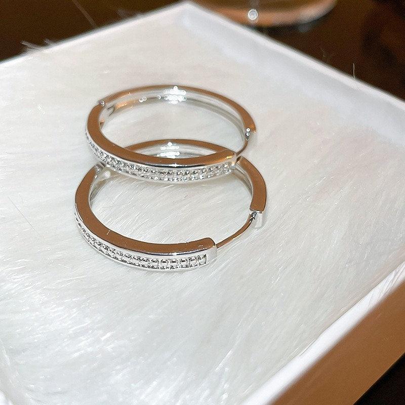 Cercei argintii, rotunzi, texturati, Gunna C3 - Pursehuit.ro