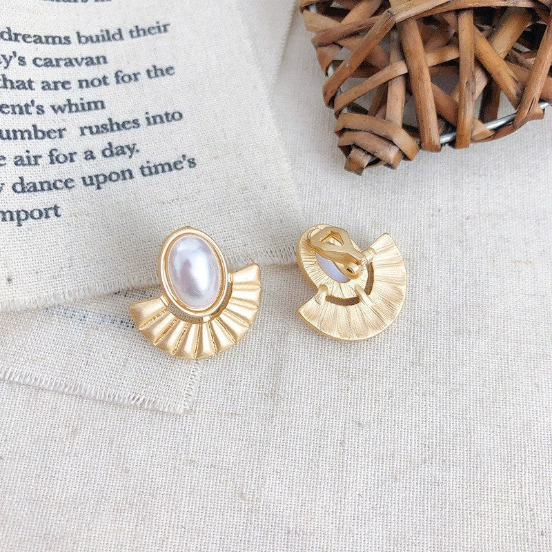Cercei aurii, cu clips, forma de evantai, cu perla, Eleanore C6