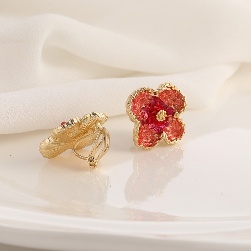 Cercei aurii, cu clips, forma de floare, cu cristale rosii, Eleen C3