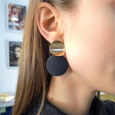 Cercei aurii, cu clips, placute rotunde si negre, Vicki C3 - Pursehuit.ro