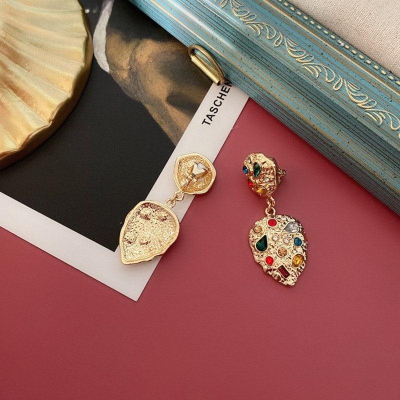 Cercei aurii, cu clips, textura incretita, cu pietre multicolore, Eldora C3 - Pursehuit.ro