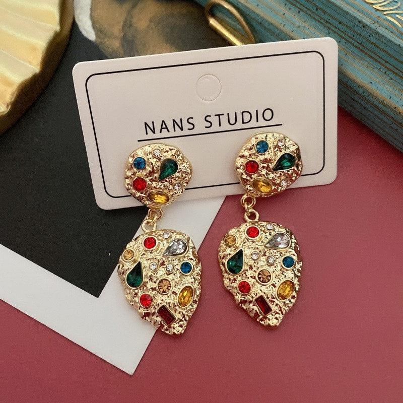 Cercei aurii, cu clips, textura incretita, cu pietre multicolore, Eldora C3 - Pursehuit.ro