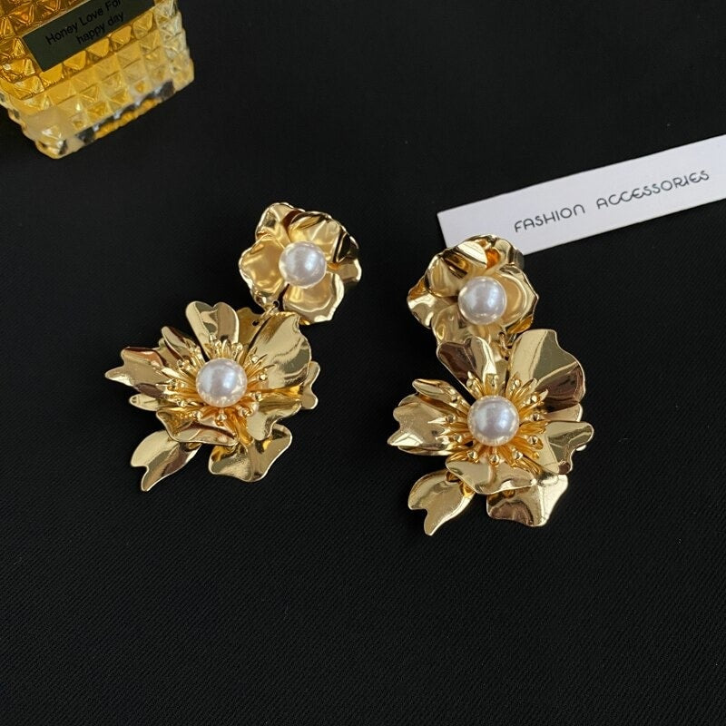 Cercei aurii, forma de floare, cu perle, Amma C12