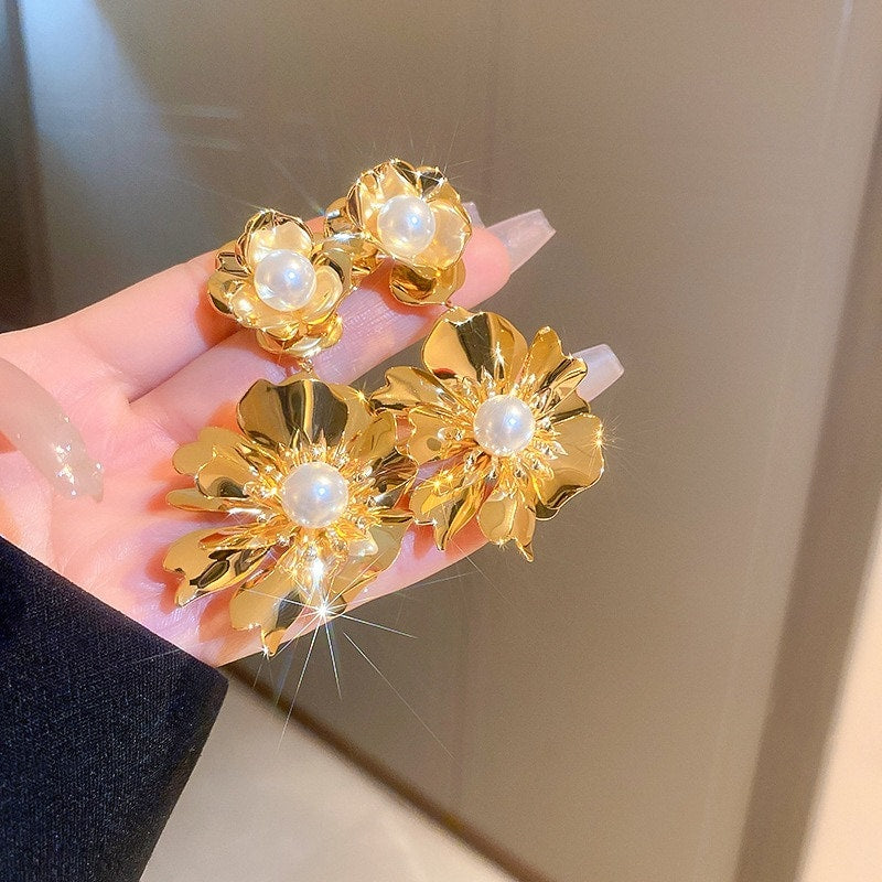 Cercei aurii, forma de floare, cu perle, Amma C12