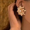 Cercei aurii, forma de floare, cu perle, Lova C10