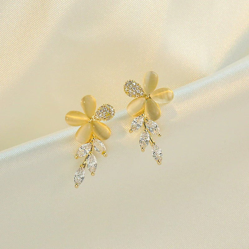 Cercei aurii, forma de floare, cu pietre, Lavrina C16