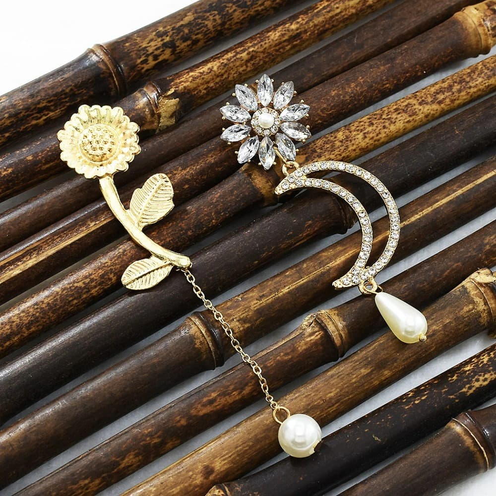 Cercei aurii, forma de floare si semiluna, cu pietre, Rosbritt C6