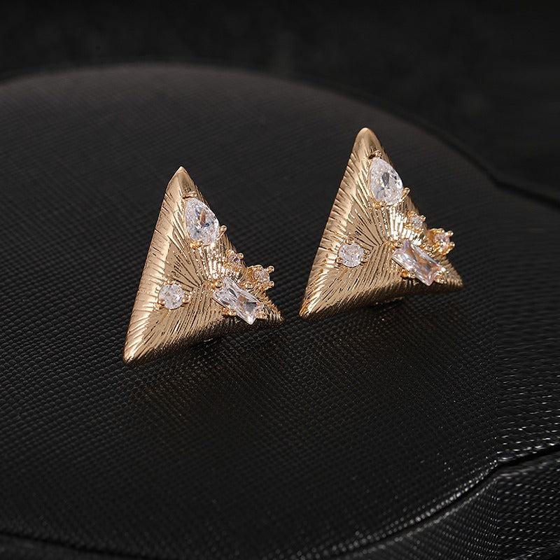 Cercei aurii, forma de triunghi, cu pietre din zirconiu si clips, Natalia C3